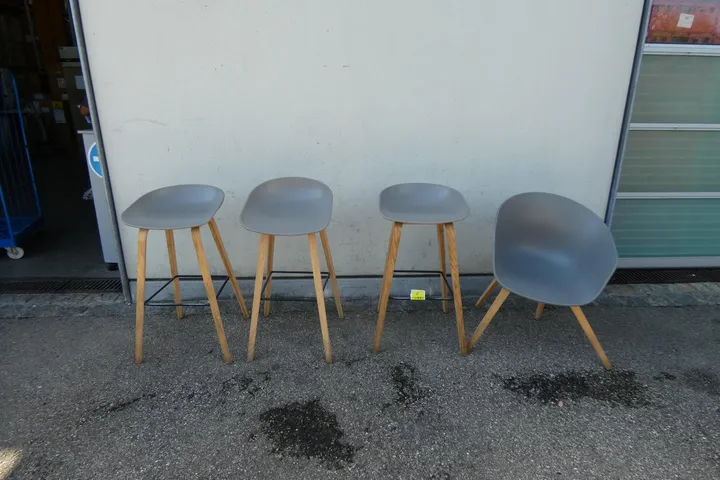 3x Barhocker mit 1x Besucherstuhl